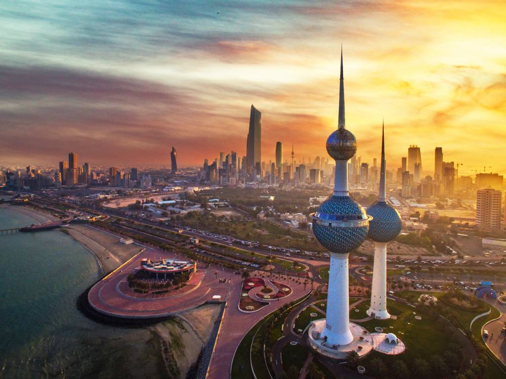 GettyImages-1371680010.jpg FUTURISTA - A cidade de Kuwait, no emirado árabe: arquitetura moderna, prédios impressionantes e uma distância segura dos conflitos da região