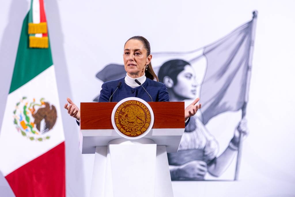 Presidente do México ameaça processar SpaceX por destroços de foguetes