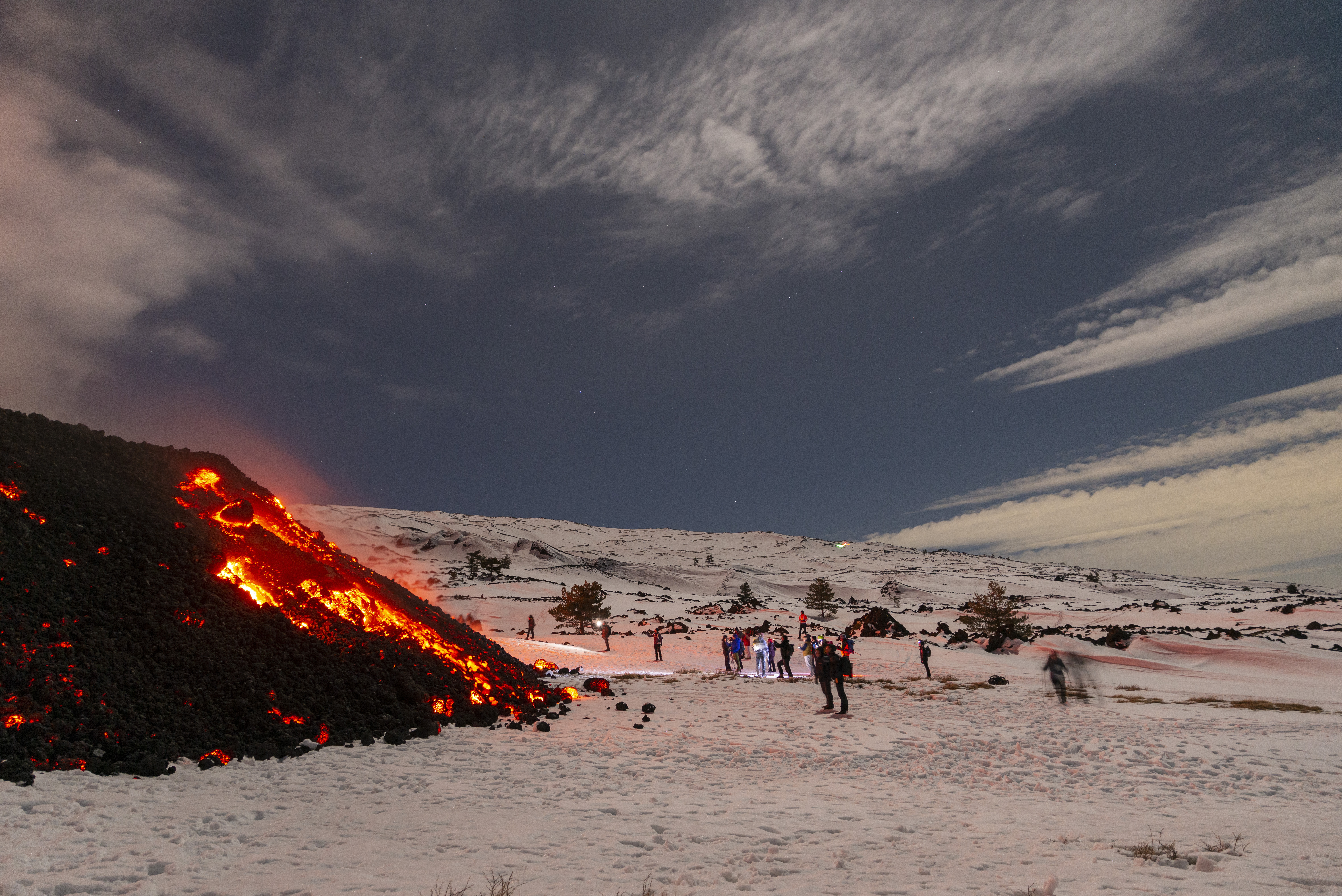 VÍDEO: erupção no Monte Etna atrai multidão de turistas e caos atrapalha socorristas