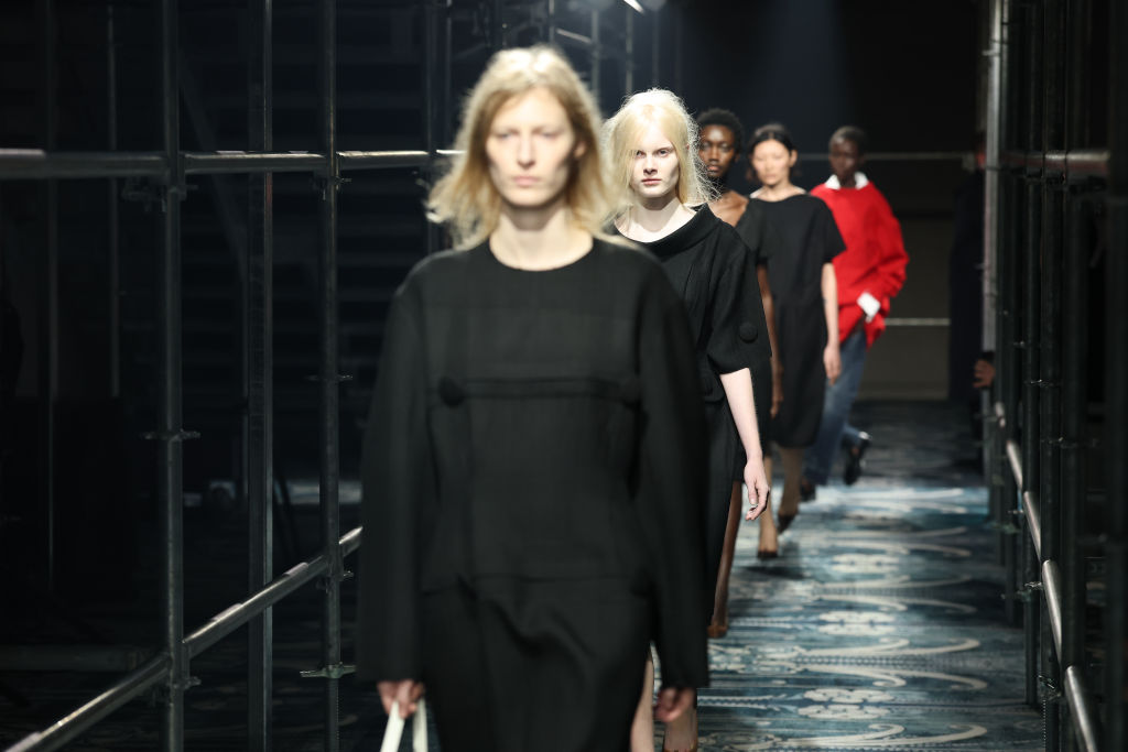Entenda a tendência ‘glamour cru’ mostrada no desfile da Prada, na Semana de Moda de Milão