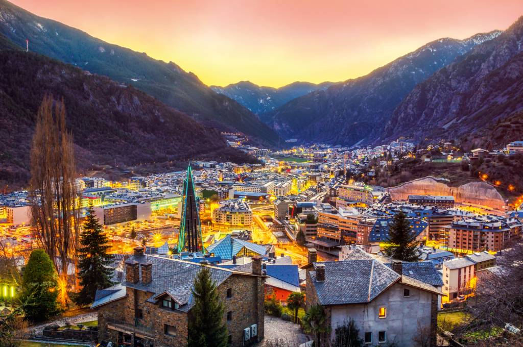 GettyImages-928115938.jpg INVERNO MÁGICO - Andorra, na fronteira com França e Espanha: com pistas de esqui para iniciantes e um visual bucólico, é atrativa especialmente com neve