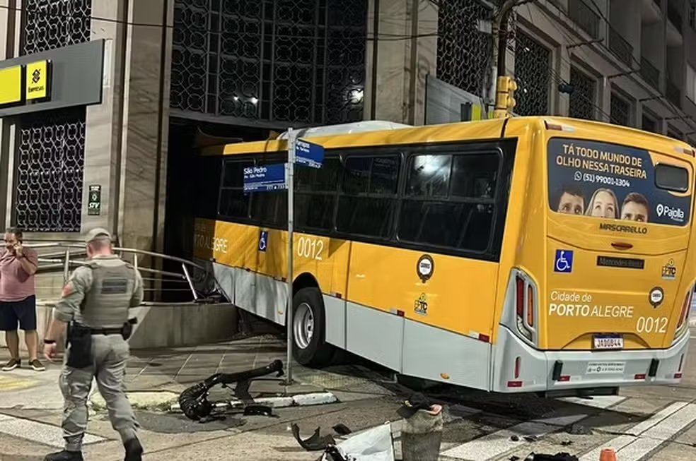 Motorista bate carro em ônibus e joga coletivo dentro de agência bancária no RS; veja vídeo