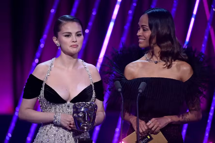 O momento constrangedor de Selena Gomez no Bafta