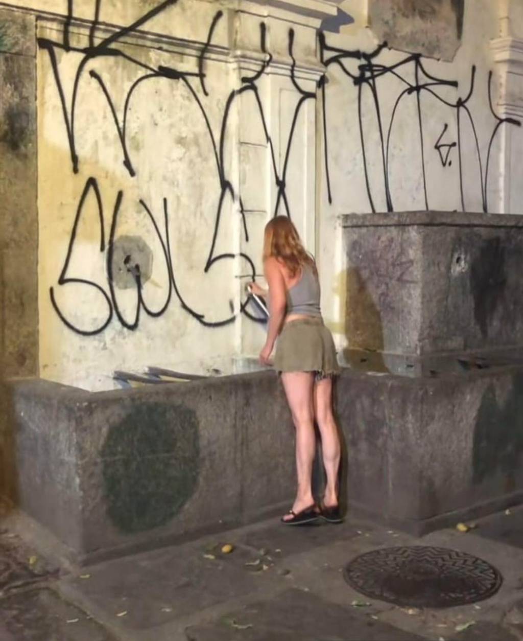 Paes pede ajuda para identificar pichadora de chafariz histórico: ‘ser desprezível’