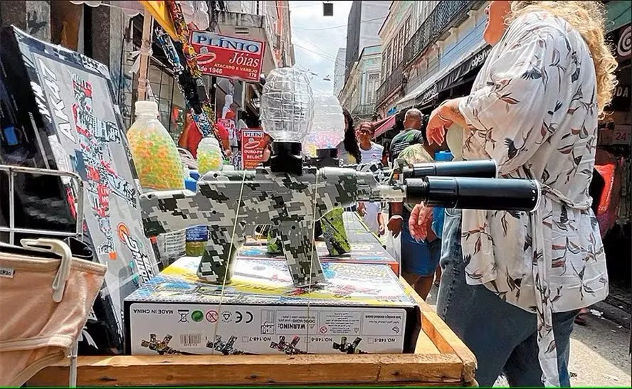 Com armas de gel em alta, especialistas alertam para os riscos da brincadeira