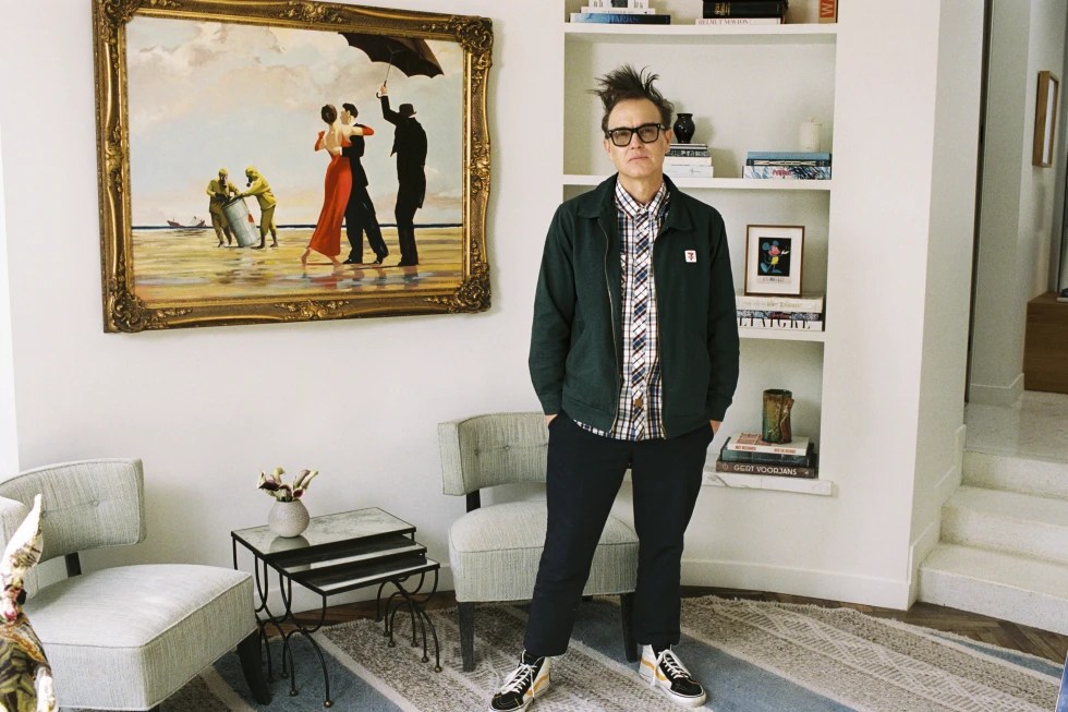 Mark Hoppus, do Blink-182, com o quadro 'Crude Oil (Vettriano), de Banksy
