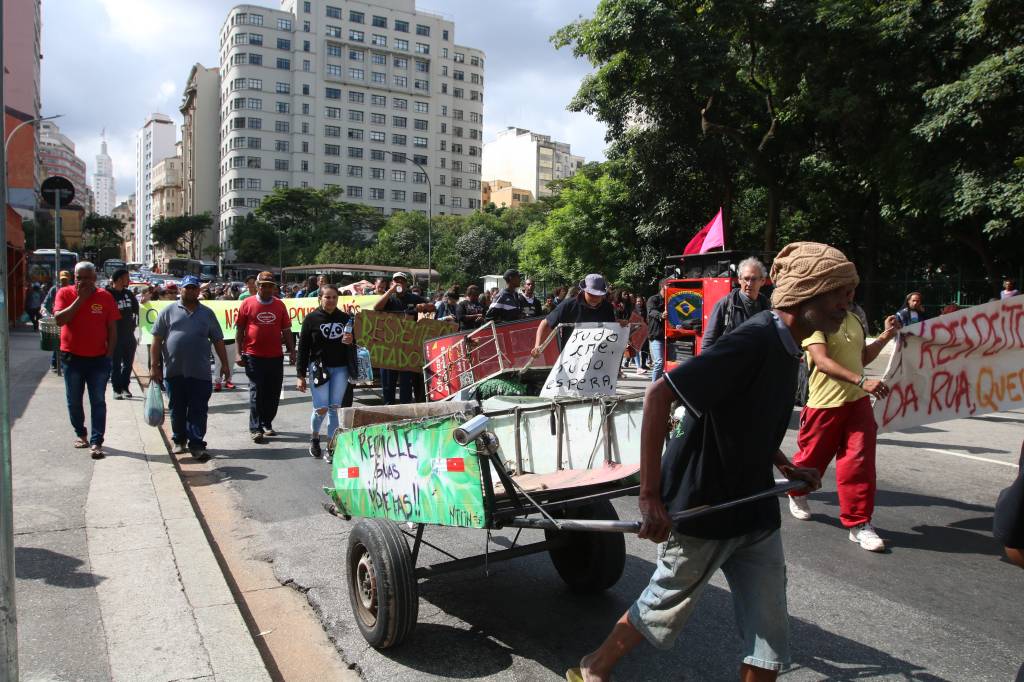 Mais de 1,4 milhão de pessoas saíram da linha da pobreza em SP em um ano