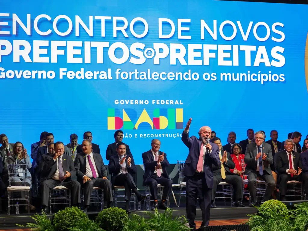 Em discurso, Lula usa bancos públicos para se aproximar de prefeitos