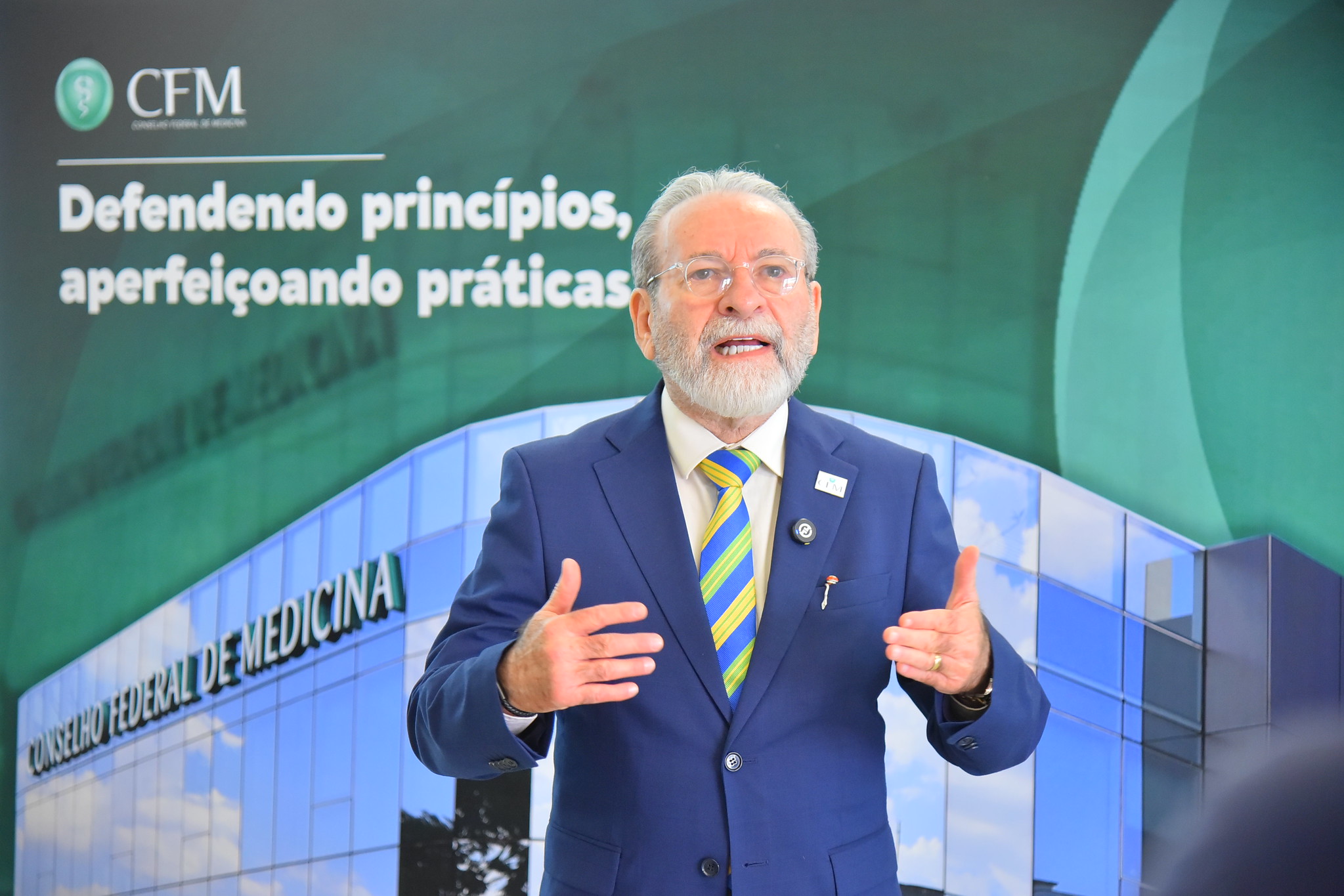 Estética se tornou ‘problema de saúde pública’, diz presidente do CFM