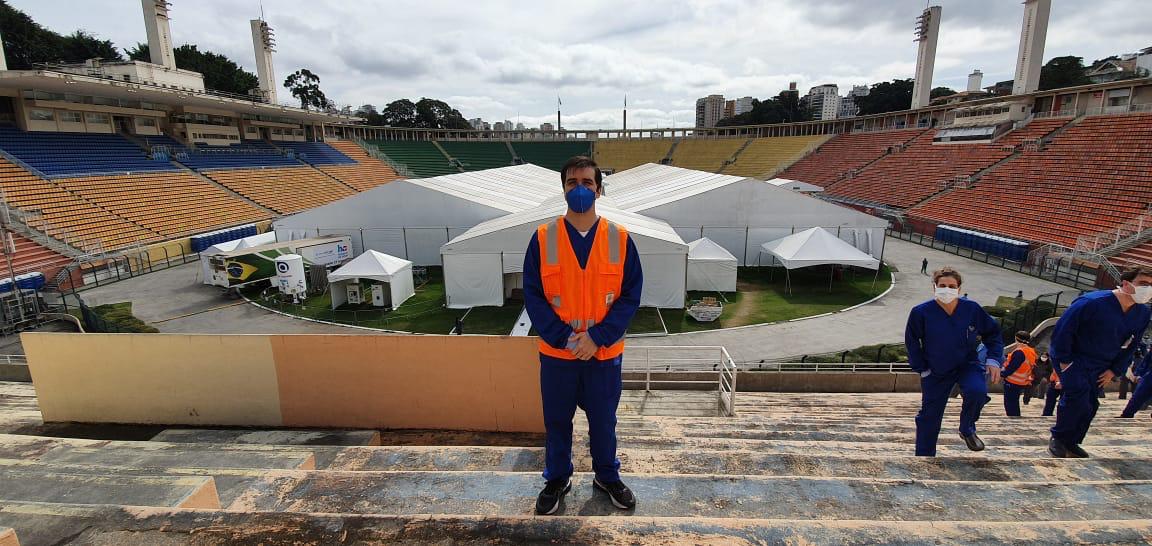 LINHA DE FRENTE: o pneumologista Artur Codeço atuou no Hospital de Campanha do Pacaembu atendendo pacientes com covid no início da pandemia