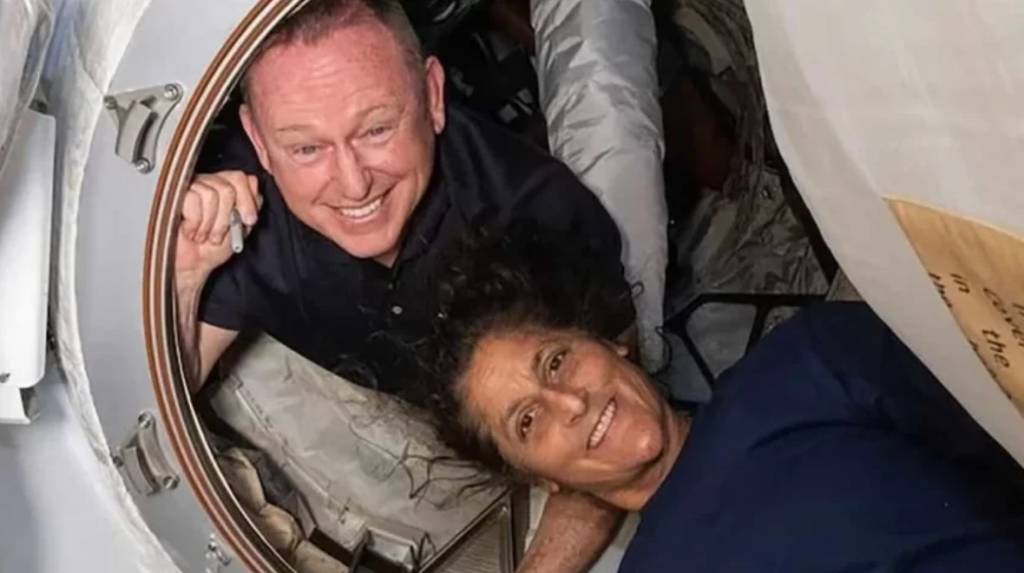 Missão que permitirá resgate de astronautas chega à Estação Espacial