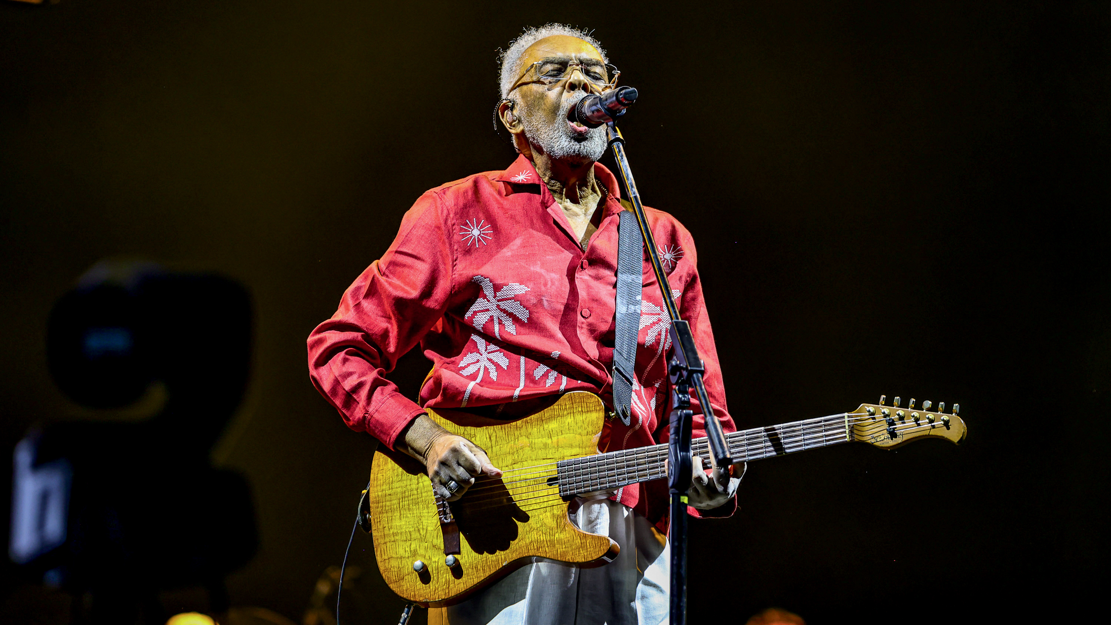 Gilberto Gil fica preso em elevador e é socorrido pelo Corpo de Bombeiros