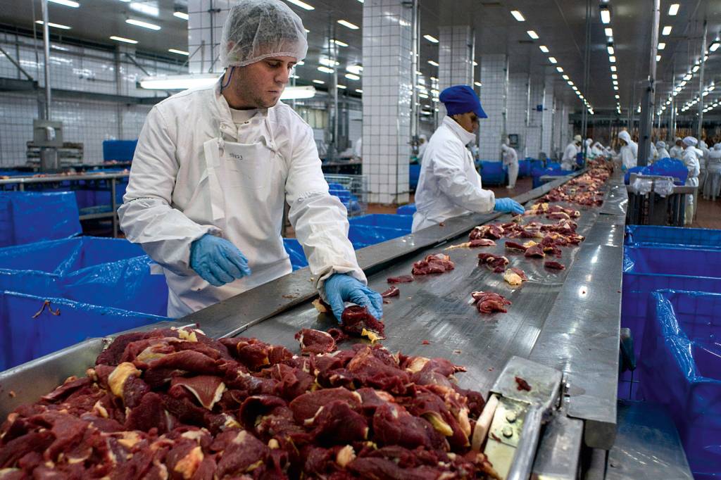 GettyImages-117154406.jpg Processamento de carne na JBS: alimentos são o carro-chefe da indústria local