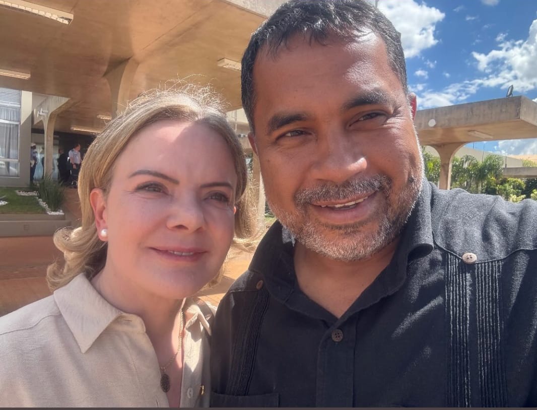 Gleisi Hoffmann e coordenador do MST viajam com Lula para o Uruguai