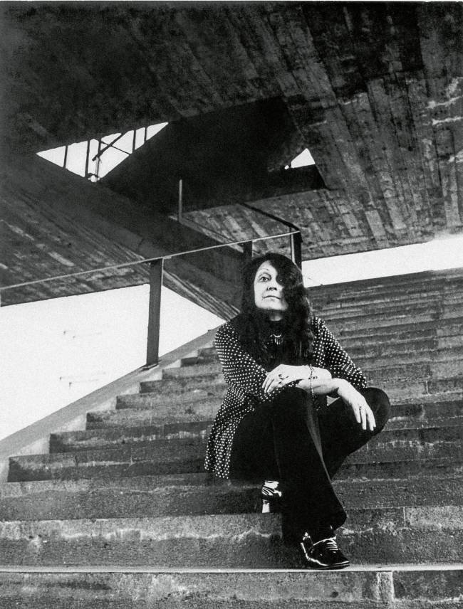 Lina Bo Bardi na escada do belve Belvedere do MASP, 1973 Diário de São Paulo Instituto Lina Bo Bardi