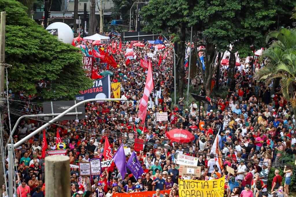 A ausência de bandeiras do PT em ato contra a anistia em São Paulo