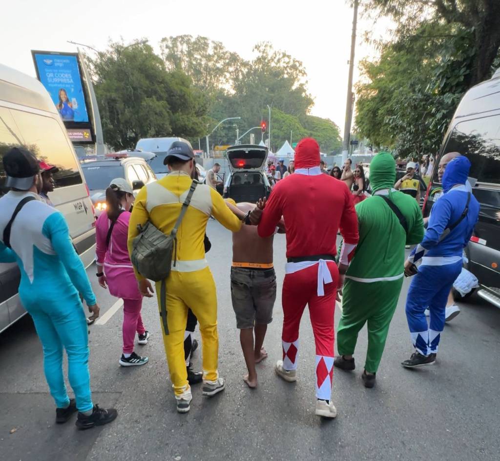 Policiais fantasiados de Power Rangers prendem homem em Carnaval em SP