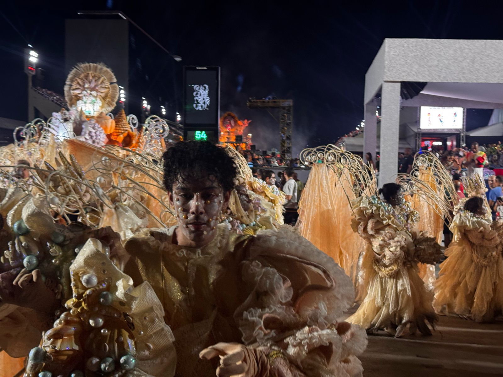 Fantasias s&atilde;o retiradas &agrave;s pressas ao final dos desfiles. 04/03/2025