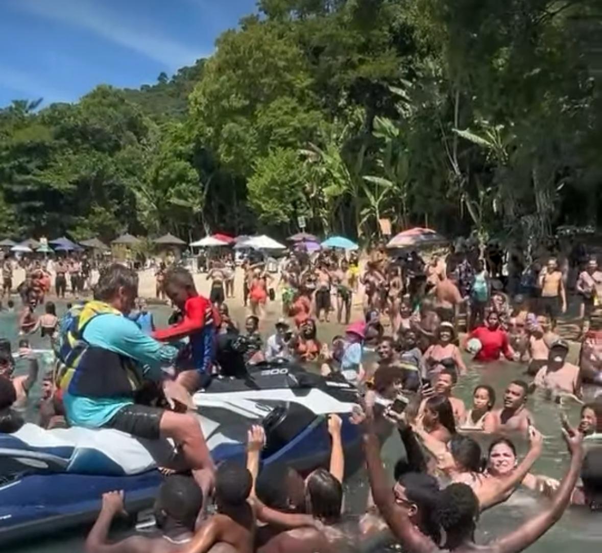 Bolsonaro faz tour de jet ski com apoiadores e reativa cercadinho em Angra