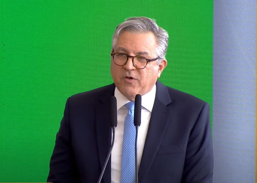 Ao tomar posse, Padilha tenta resgatar polarização da pandemia