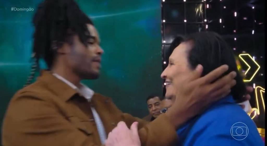 O incômodo de Huck com beijão do ex-BBB Diogo em Dona Déa