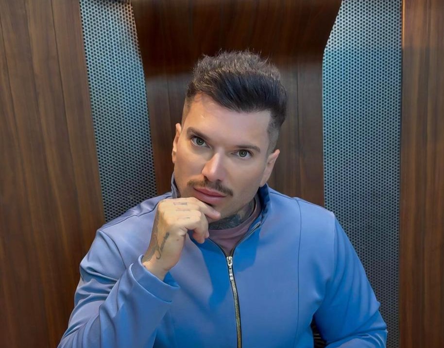 O artista que criou técnica para camuflar cicatrizes de câncer de mama