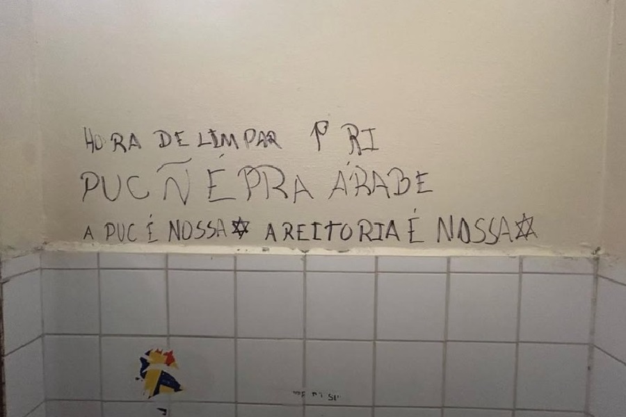 PUC-SP investiga pichação racista contra árabes em banheiro da faculdade