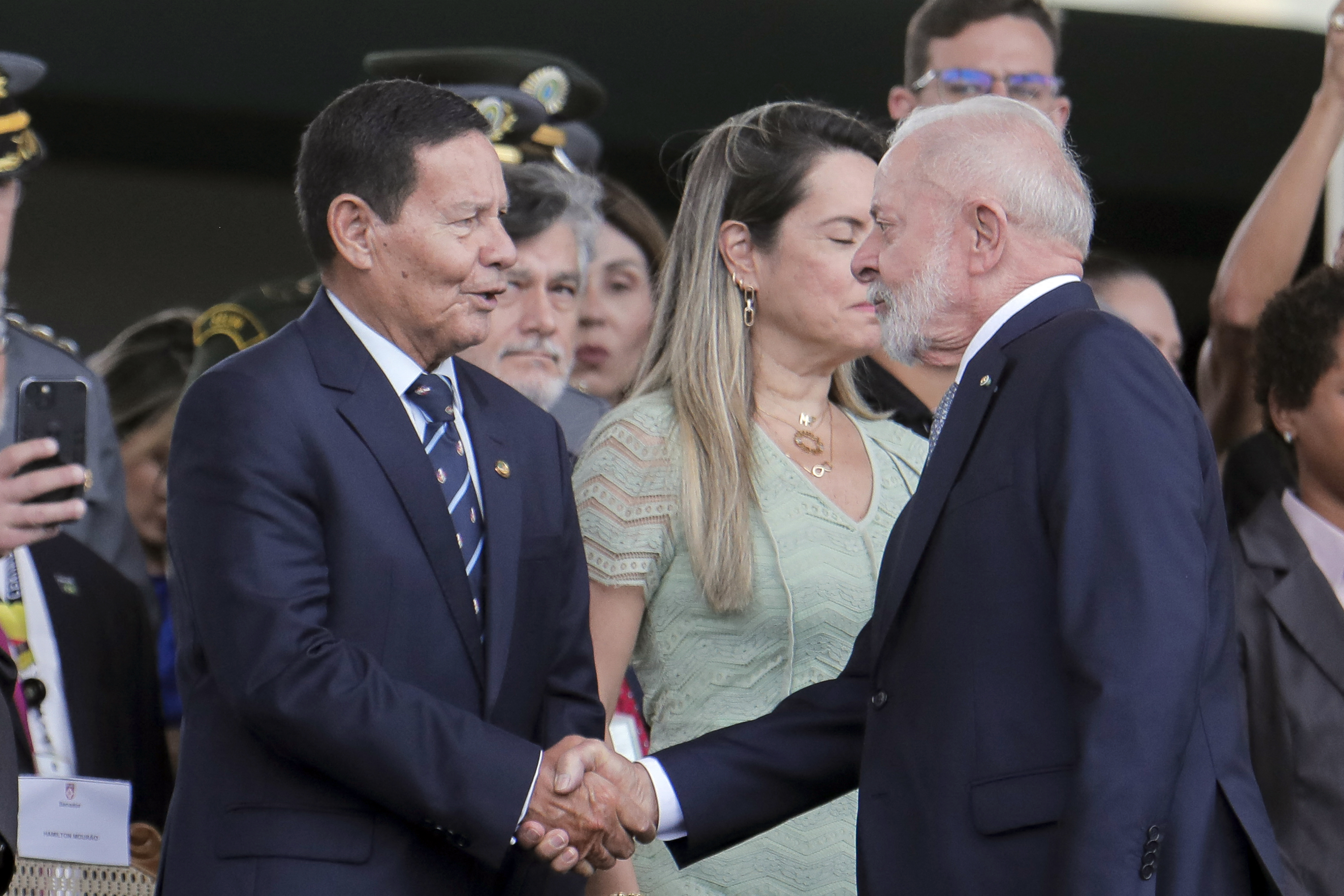 O aperto de mãos entre Lula e Hamilton Mourão no QG do Exército