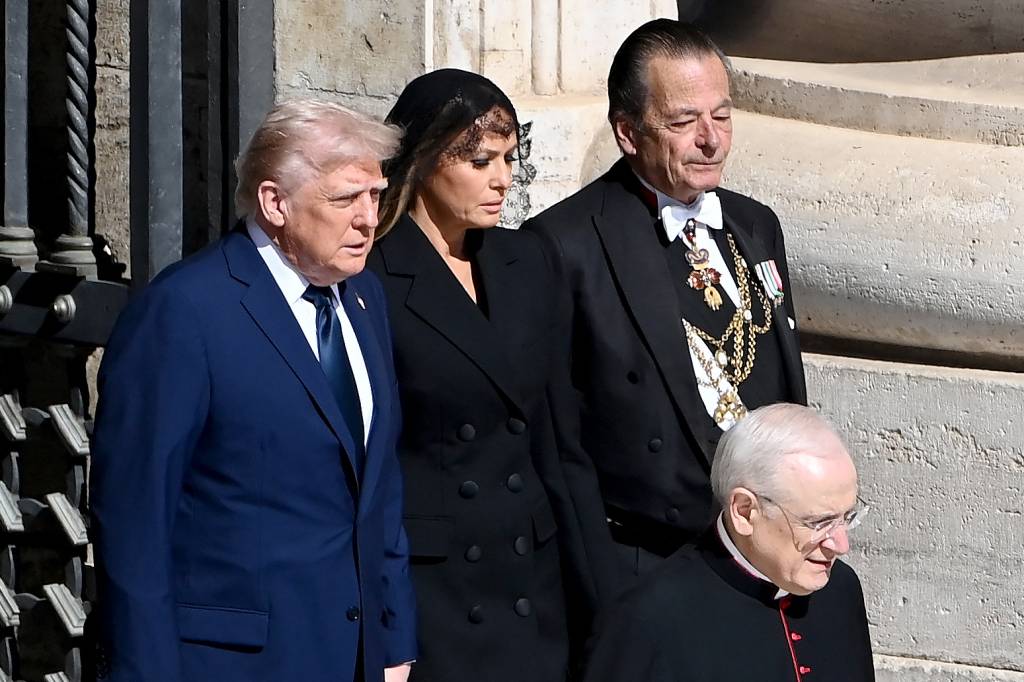 Como primeira-dama salvou Trump de gafe religiosa no velório do papa