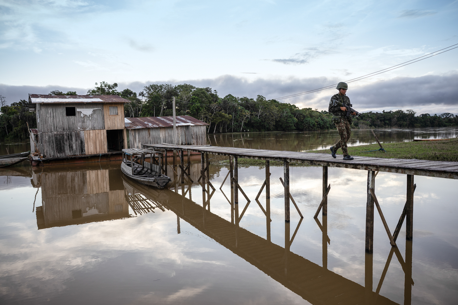 AVISO -&ensp;Posto de fiscaliza&ccedil;&atilde;o: as paredes das palafitas est&atilde;o cravejadas de balas disparadas pelos bandidos