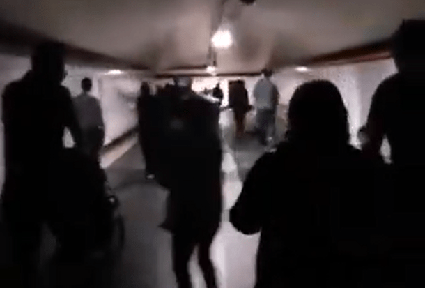 Pessoas caminham por metrô na Espanha com luzes de emergência, após apagão atingir vários países da Europa. 28/04/2025 -