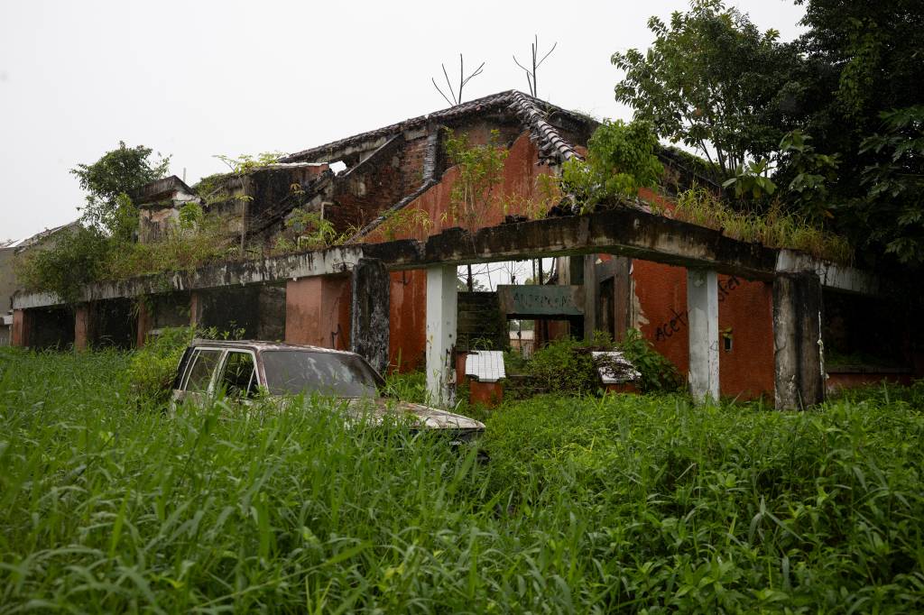 Crime na Amazônia: As ruínas da casa de Pablo Escobar na fronteira com o Brasil