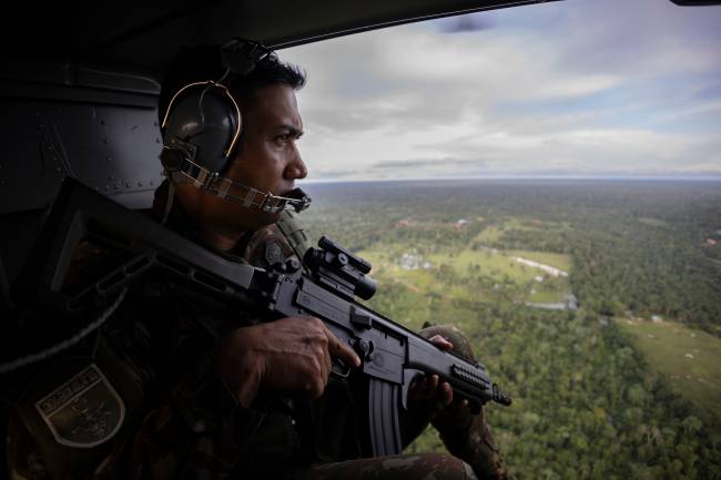 Comandante Ribeiro Junior, do 8º Batalhão de Infantaria de Selva, em patrulha na região de Ipiranga