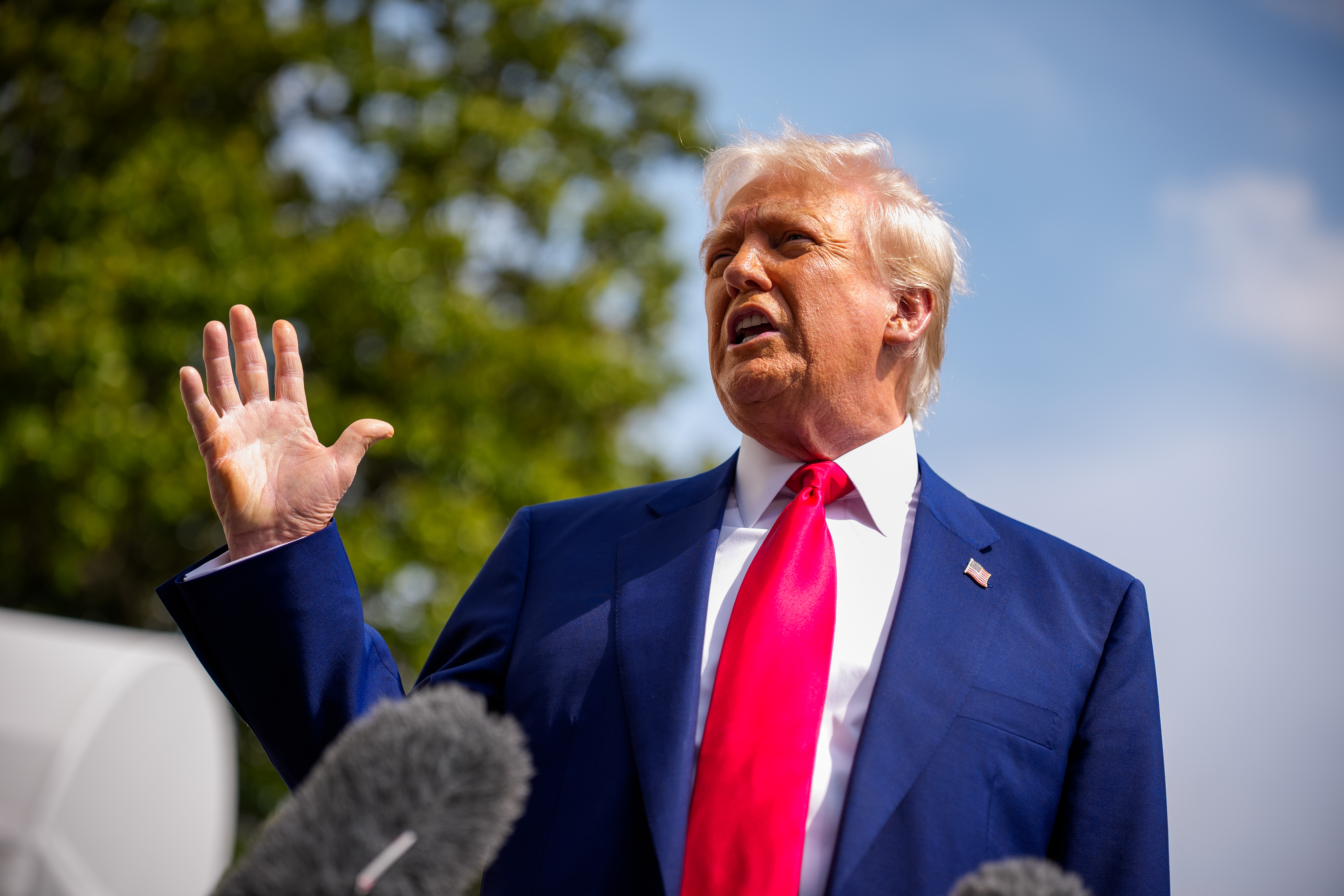 7 mil estudantes ameaçados por Trump: o que essa crise revela sobre nós?