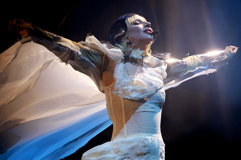 Ela está entre nós: Lady Gaga desembarca no Rio para show em Copacabana