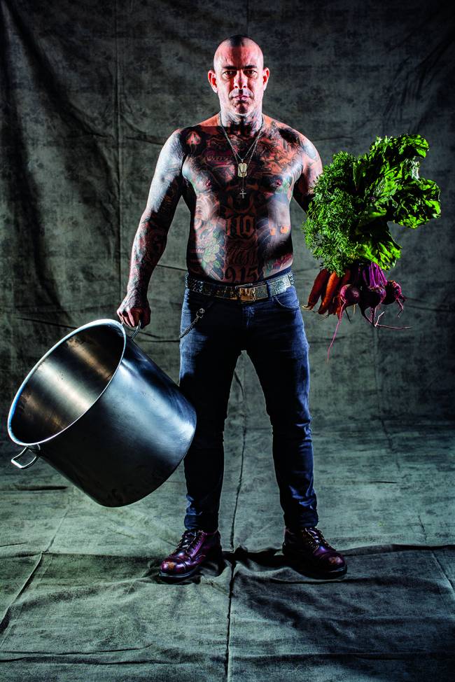 O chef Henrique Fogaça em retrato do livro