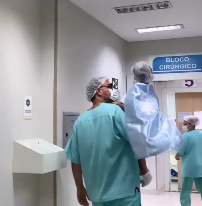 Médico que transforma pequenos pacientes em heróis é premiado na Itália; vídeo