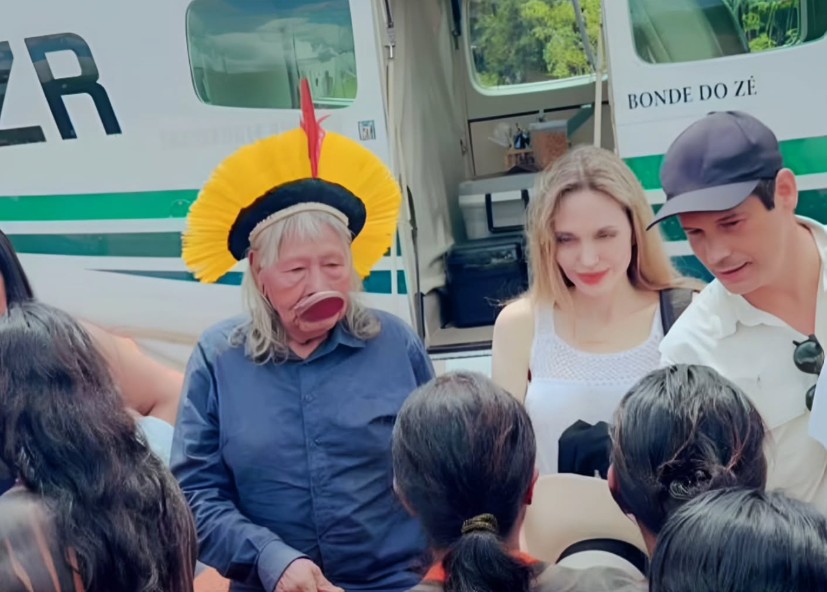 O que fez Angelina Jolie na visita com o cacique Raoni