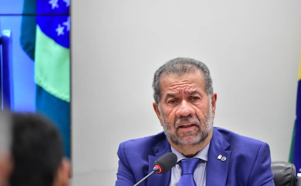 Fora do governo, Lupi ainda faz sombra ao sucessor na Previdência