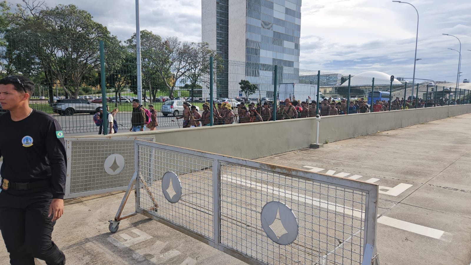 Protesto de indígenas dá susto em seguranças do Planalto; vídeo
