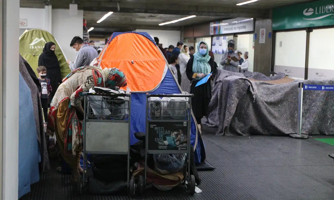 Brasil receberá primeiros afegãos por programa com recursos comunitários