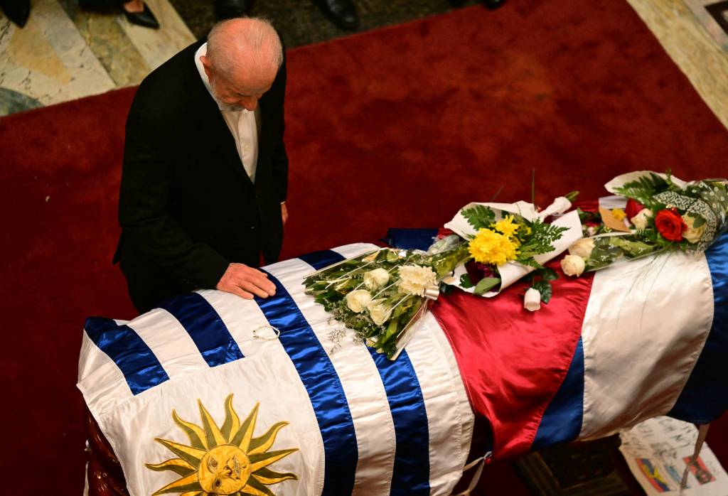 Vídeo: Emocionado, Lula chega a velório de Mujica e abraça viúva do ex-presidente uruguaio