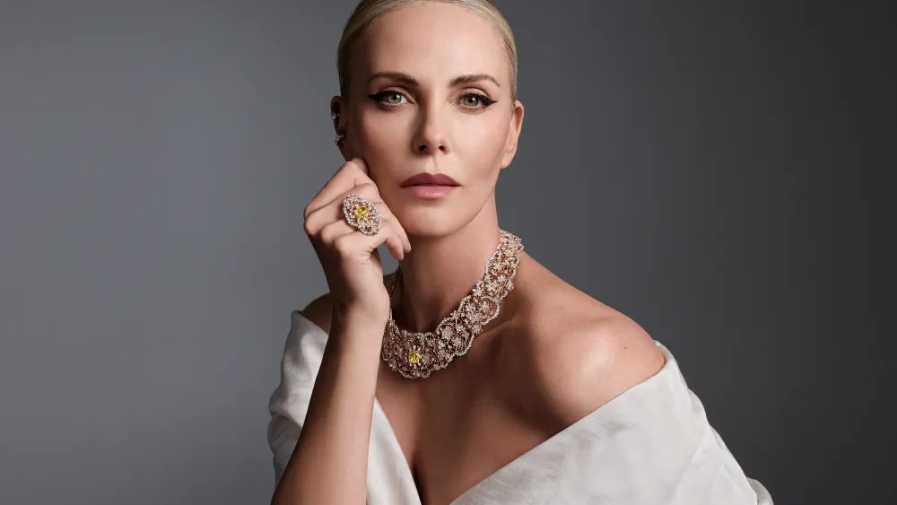 Charlize Theron usando o colar e o anel Couture Fleurie de alta joalheria da Dior