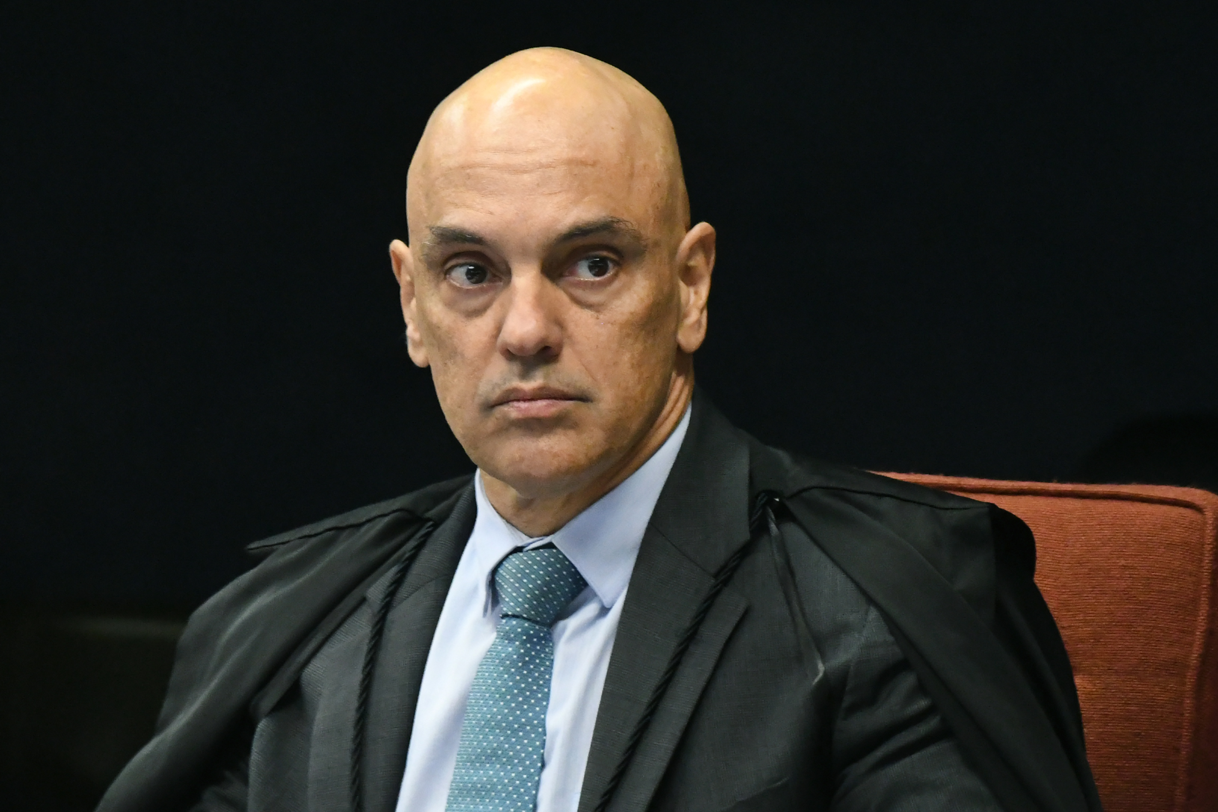 A bola dentro de Alexandre de Moraes após cinco, seis fora