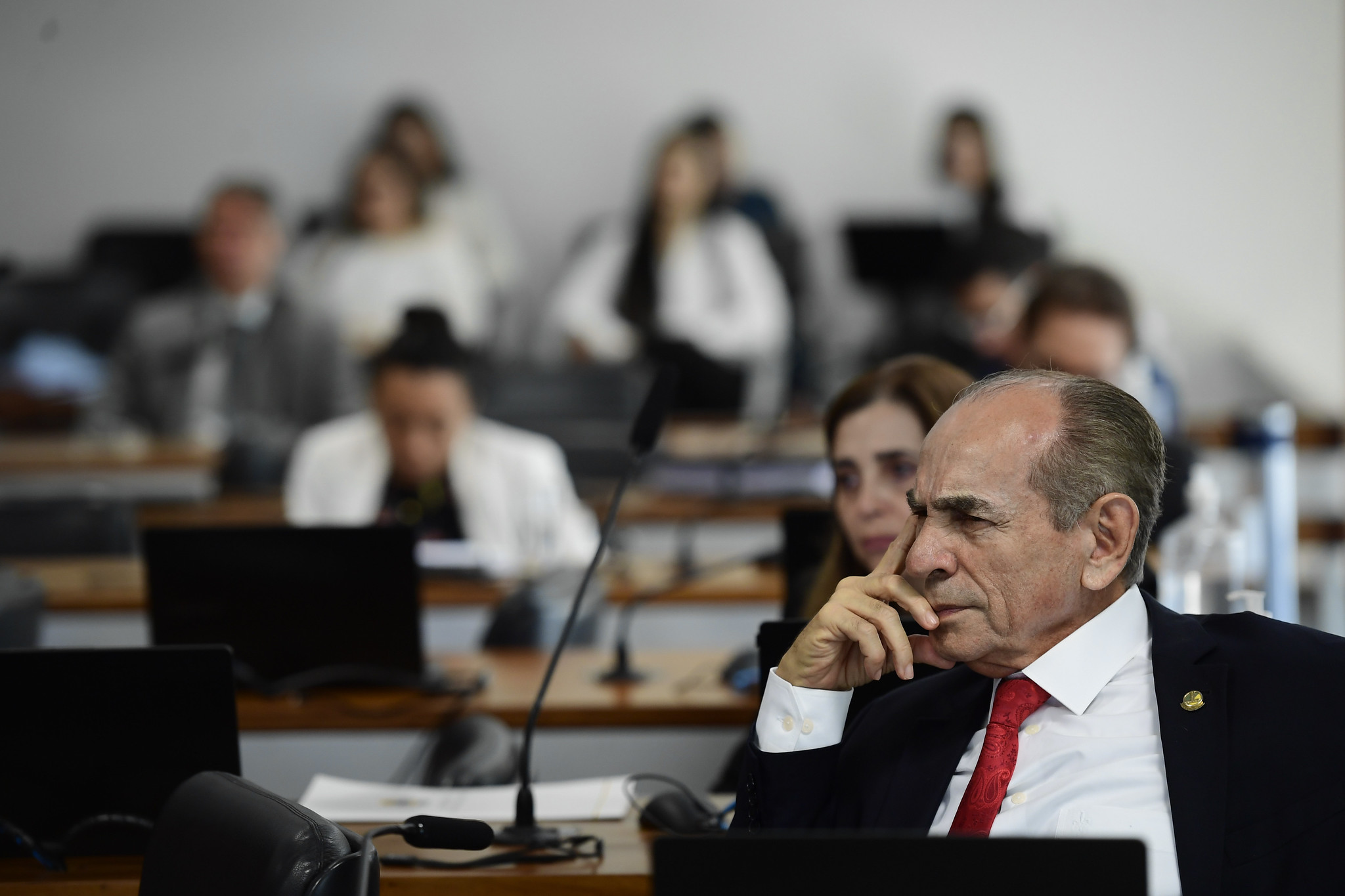 CCJ do Senado adia votação de PEC que extingue a reeleição