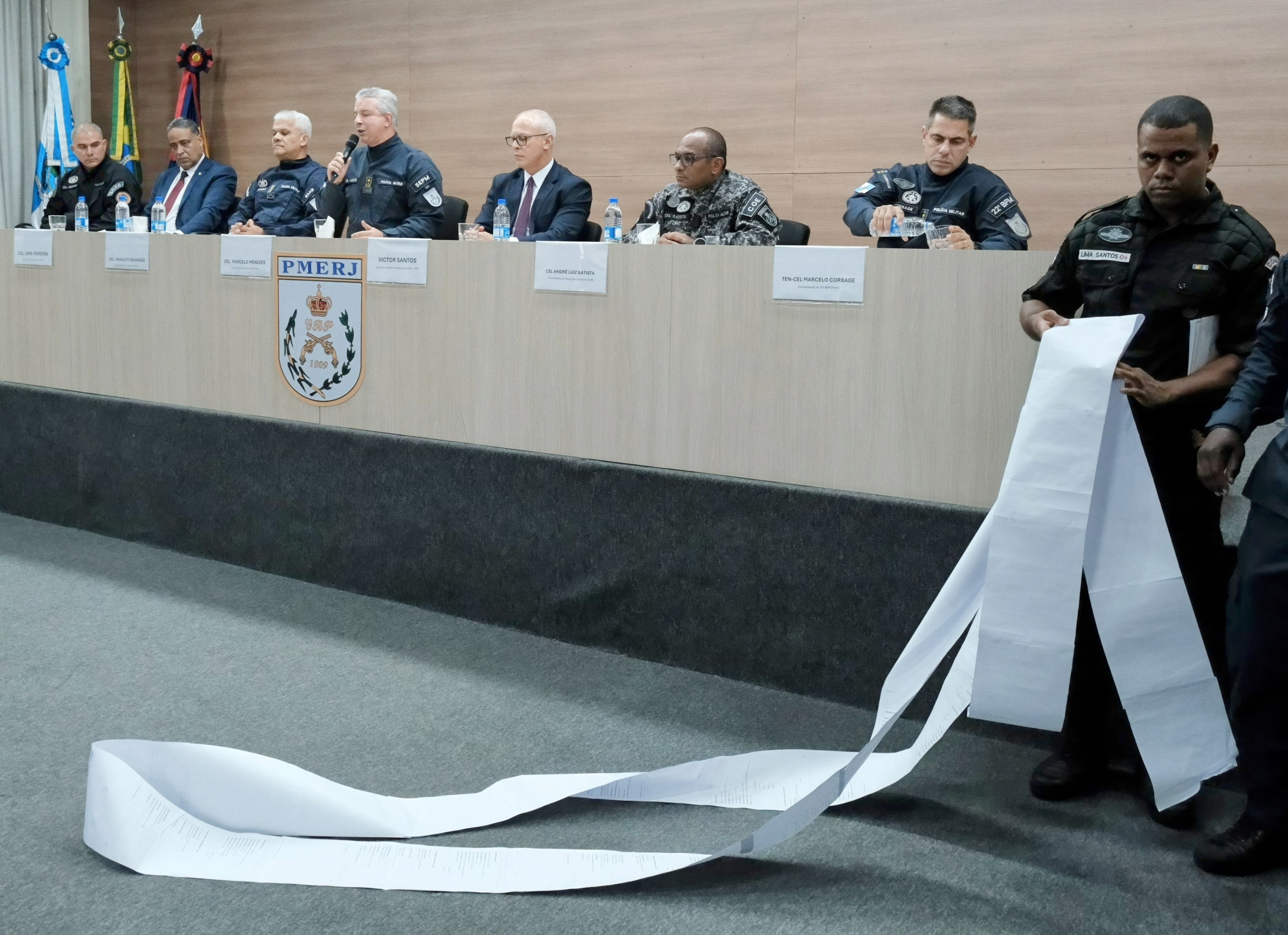 Vídeo: coronel da PM exibe ficha com 227 anotações criminais de Thiago da Silva Folly, o ‘TH da Maré’