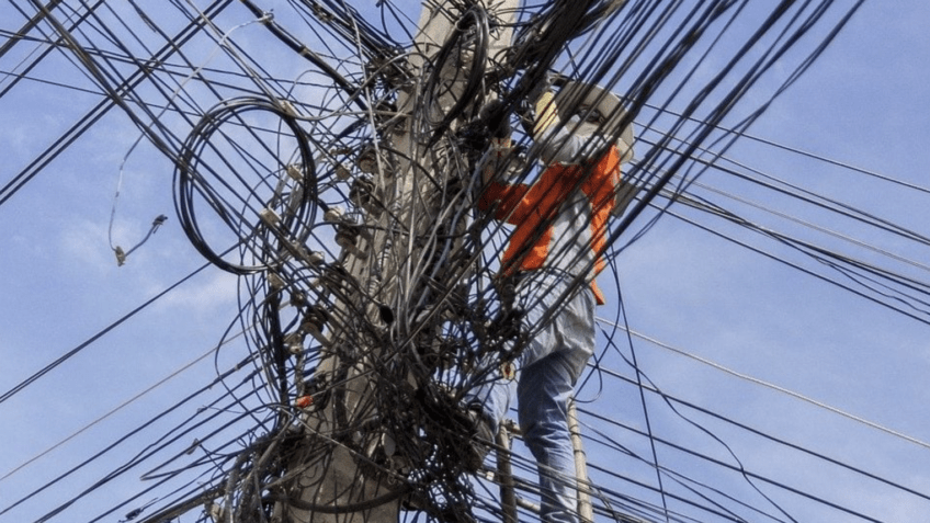 O enrosco que enfeia e ameaça as cidades brasileiras