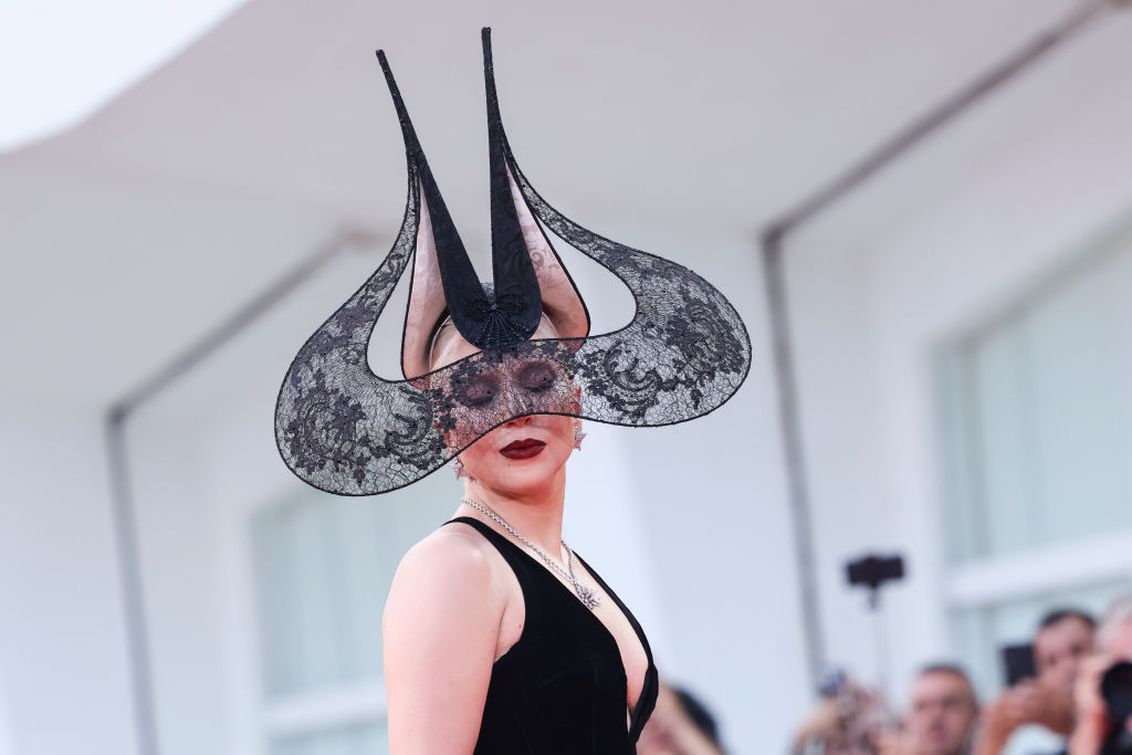 Estranha ou icônica? Como Lady Gaga usa a moda como assinatura de coragem