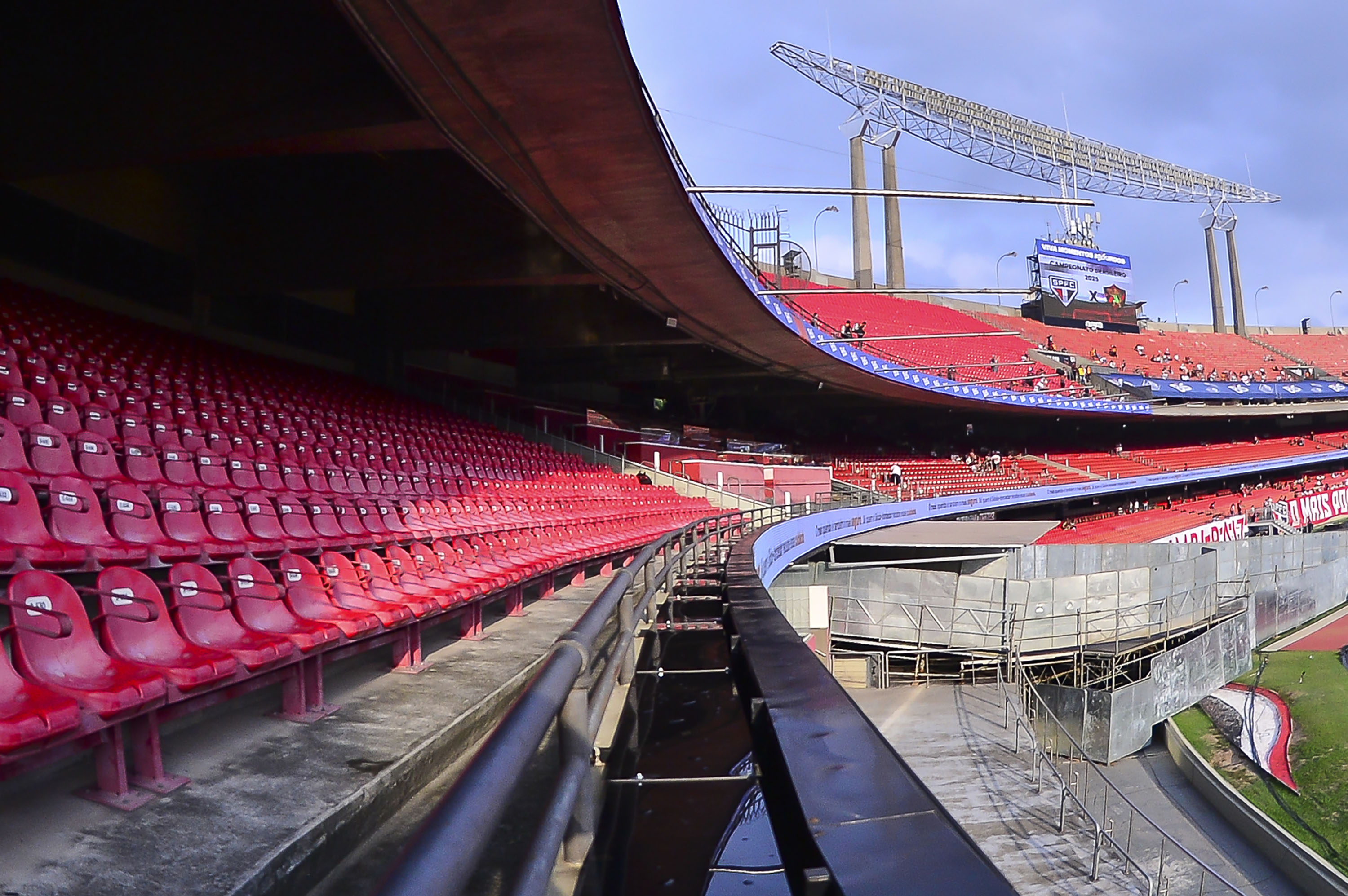 O que se sabe do incidente da placa que caiu e feriu torcedores no estádio do São Paulo?
