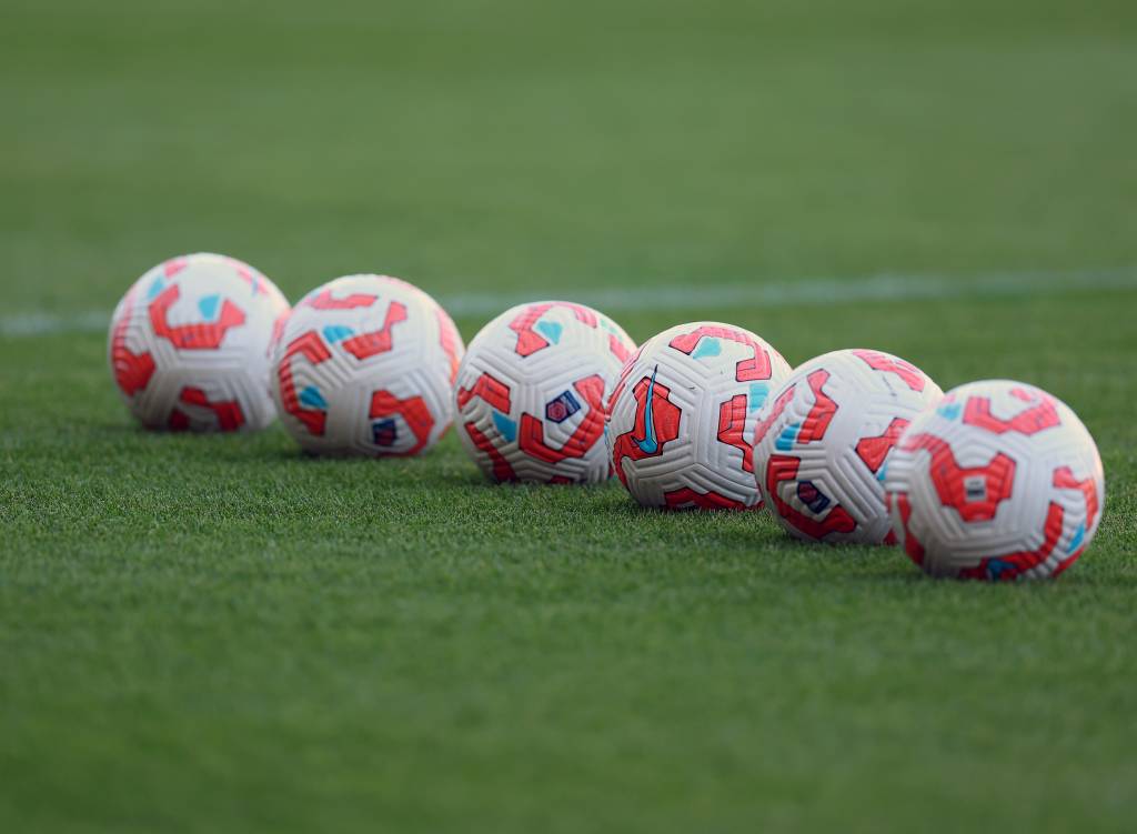 Federação inglesa proíbe mulheres trans de jogar futebol feminino no país